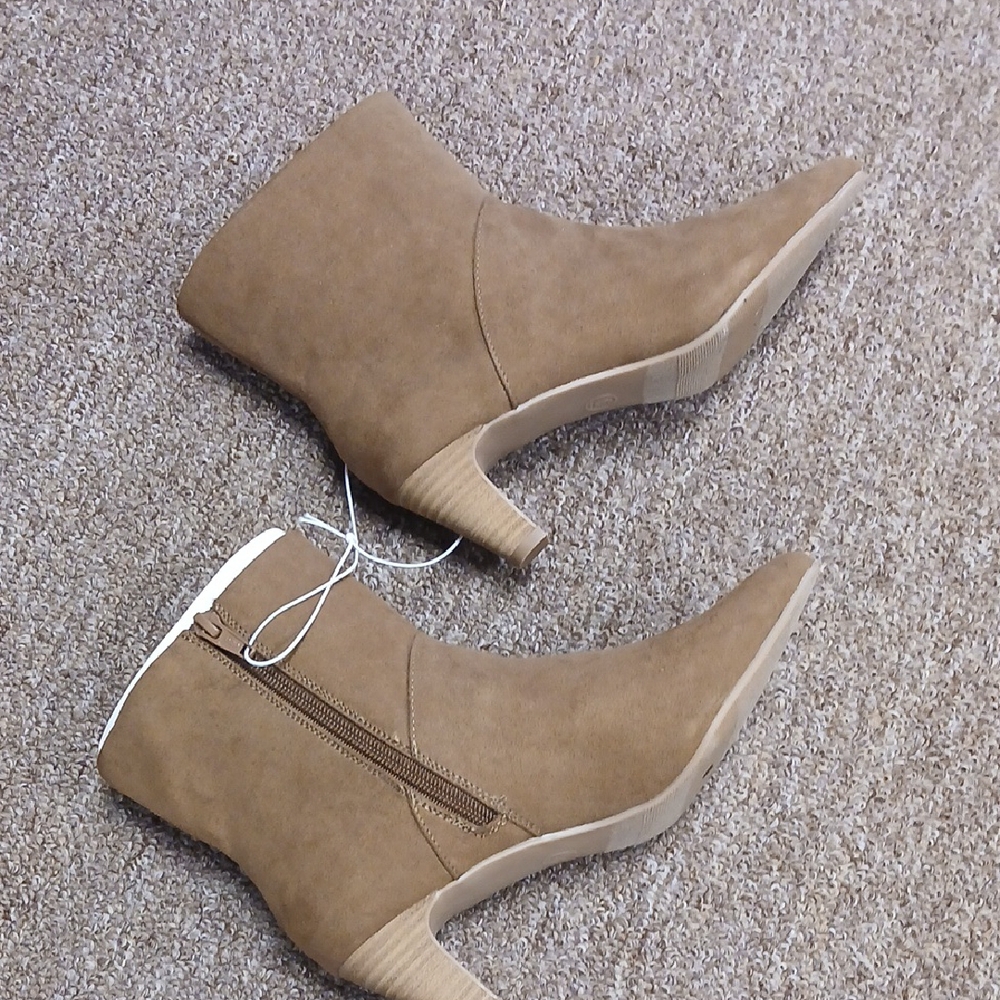 Chic Tan Heeled Boots